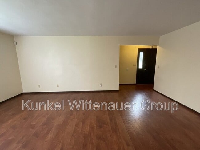 Building Photo - 102 Kingsway Dr