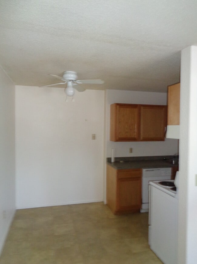 Building Photo - 808 E Evergreen Ave