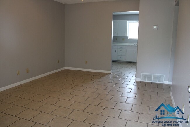 Building Photo - For Rent - 2 Bed/1 Bath Duplex by Base