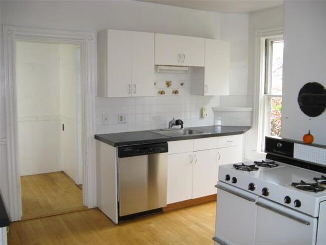 Building Photo - 30 Elm St