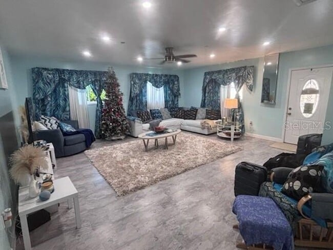 Building Photo - Auburndale Pool home