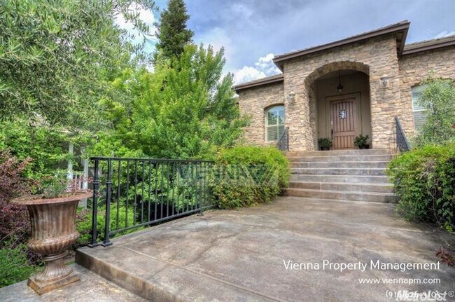 Building Photo - 1157 Oak Tree Cir