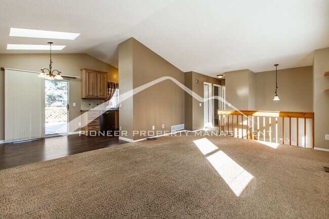 Foto del edificio - Split-level Home With Fenced Backyard and 2 Large Decks!