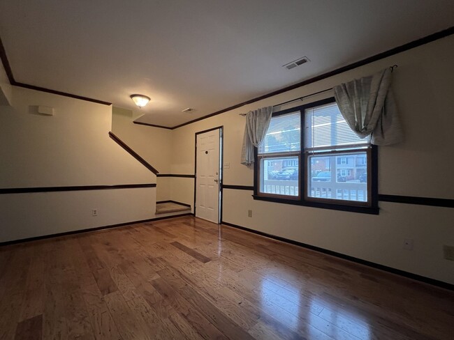 Building Photo - Lovely 2-Bedroom, 1.5-Bath End Unit Townho...