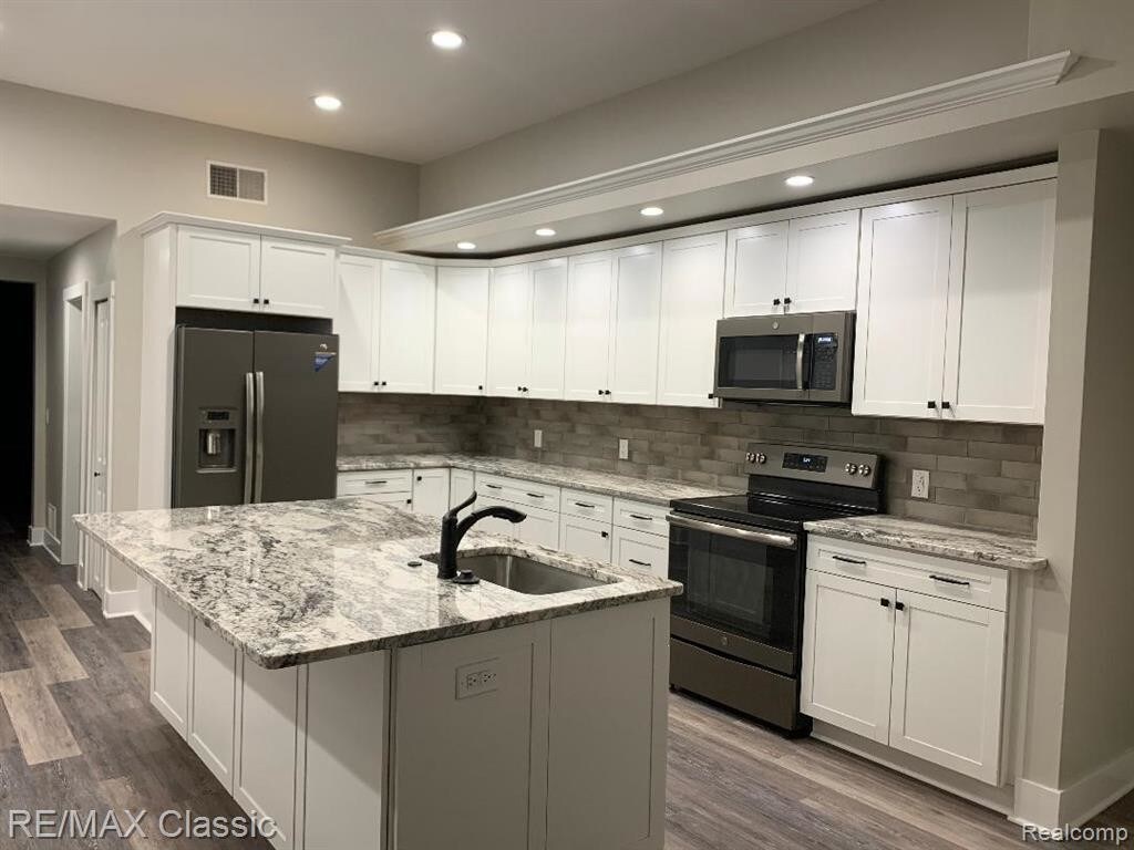 Foto principal - 109 W Grand River Ave