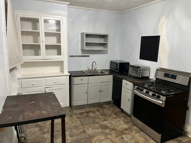 Building Photo - 77 Calyer St