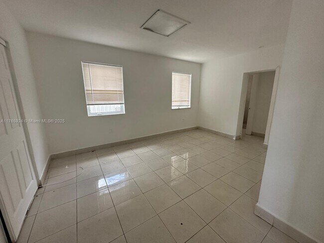 Foto del edificio - 811 NW 101st St