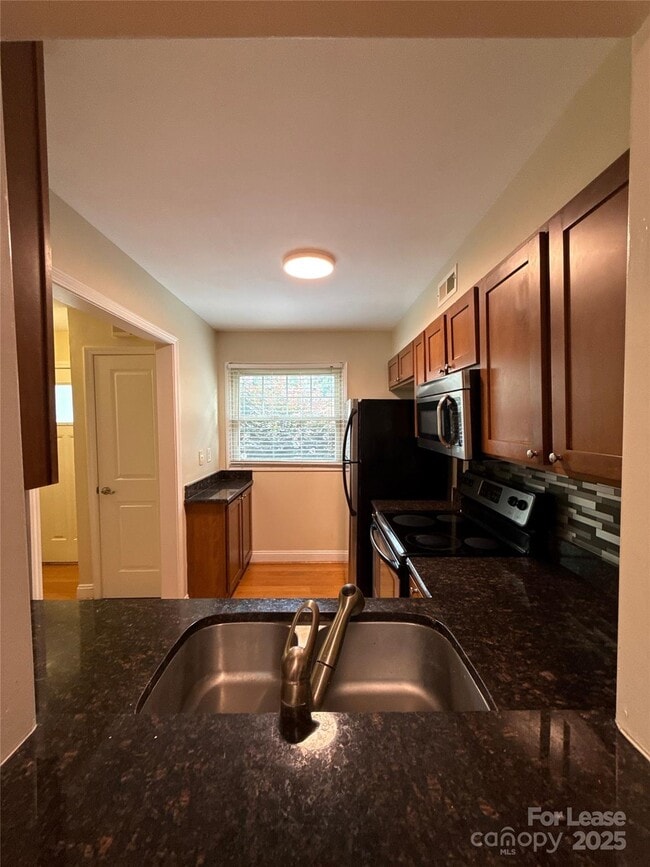 Foto del edificio - 1207 Green Oaks Ln