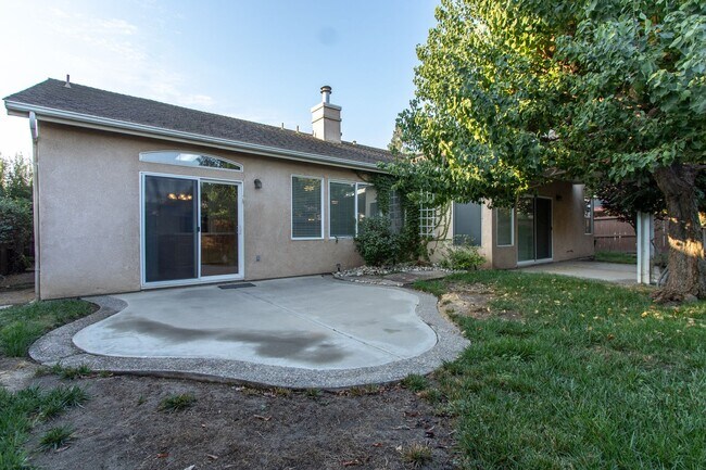 Building Photo - 4 Bedroom 2.5 bath!