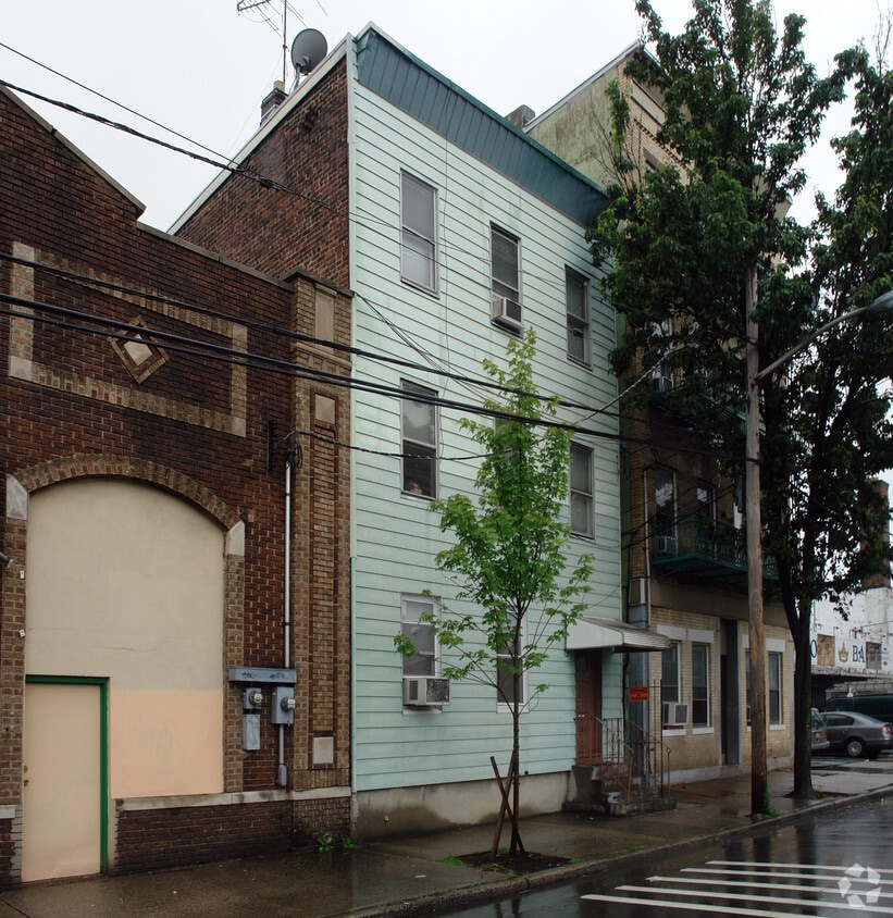 Primary Photo - 94 Jackson St