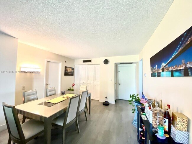 Foto del edificio - 3475 N Country Club Dr