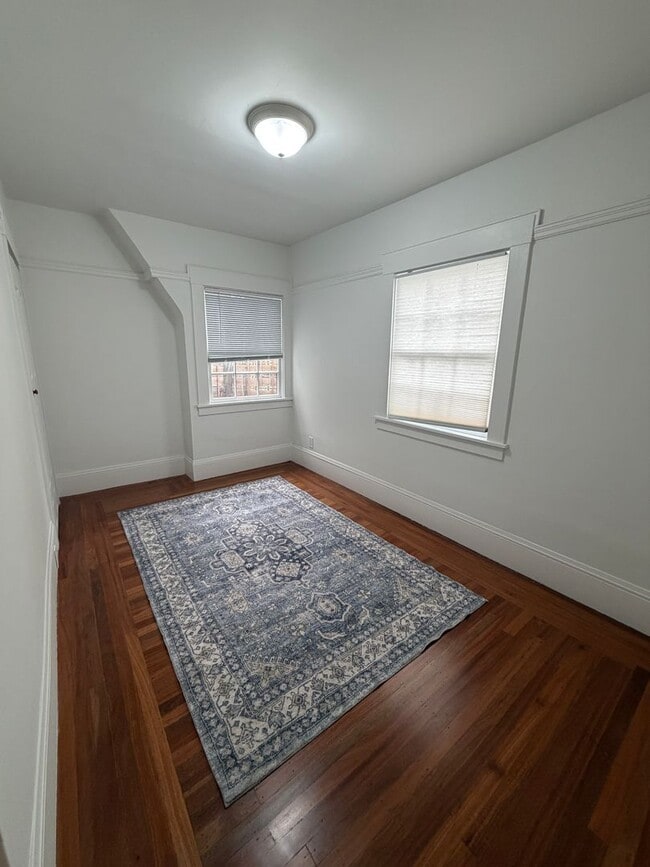 Building Photo - 879 E 28th St