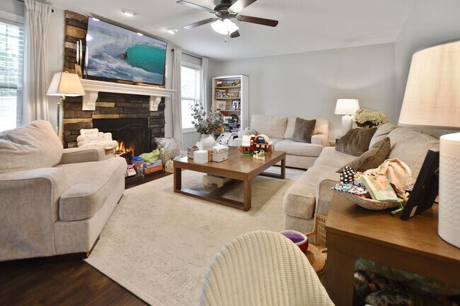 Building Photo - Pet Friendly Four Bedroom!
