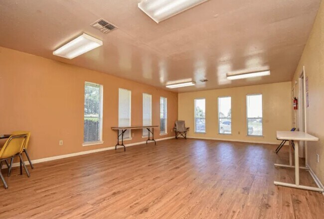 Building Photo - 2000 4th St