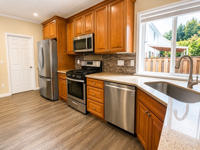 Building Photo - Beautiful 5 Bedroom Home!
