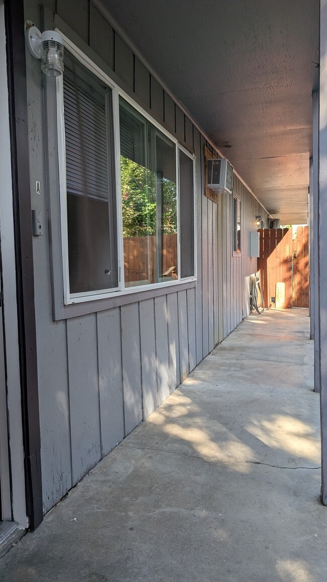 Building Photo - 444 S Bridge St