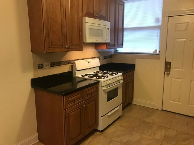 Kitchen - 936 W Windsor Ave