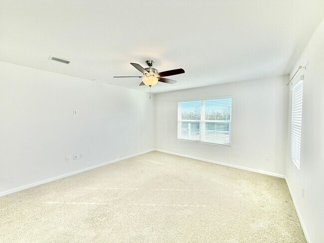 Foto del edificio - Spacious 4-Bedroom Home - Open Floor Plan