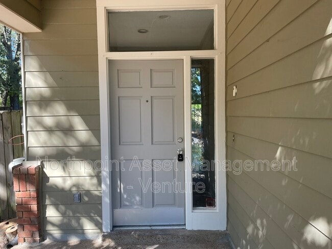 Building Photo - 745 Walnut Woods Cove N