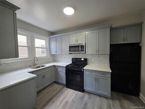 Building Photo - 147 Jericho Tpke