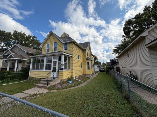 Building Photo - 347 4th Ave S