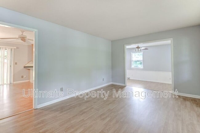Foto del edificio - 5025 Pine Needles Dr