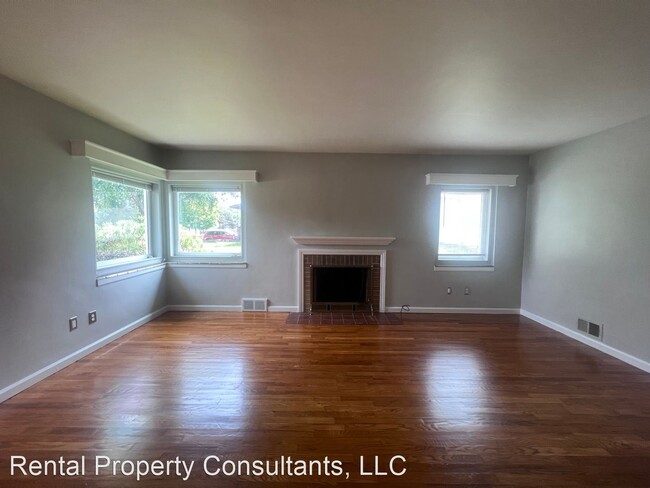 Building Photo - 2 br, 1 bath House - 1862 Lake Michigan Dr...