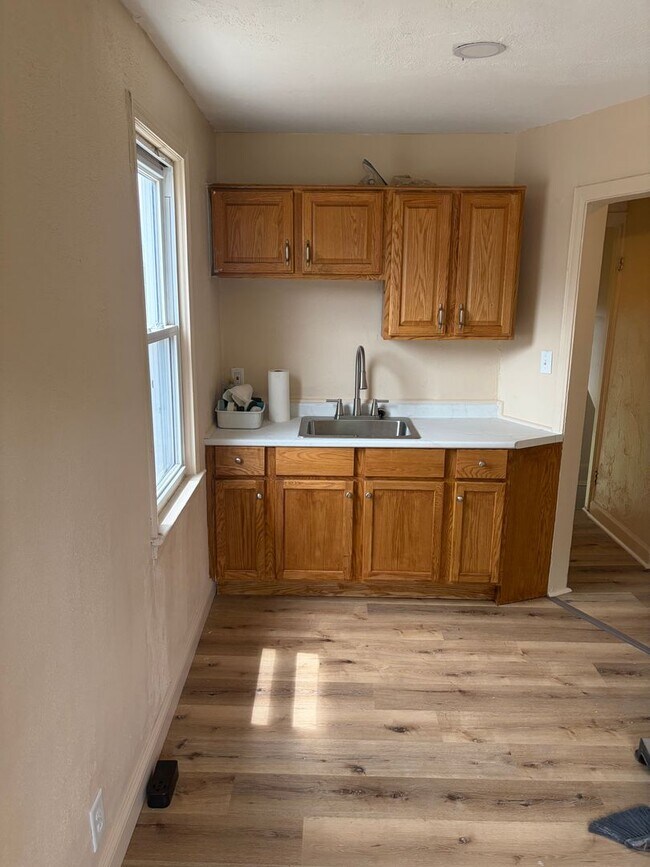 Foto del edificio - 2 possibly 3 bedroom bungalow with basement, newly remodeled