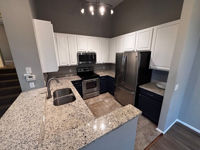 Building Photo - Gorgeous Woodbury Townhome Near Eagle Valley
