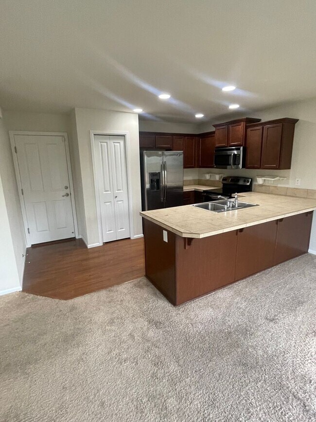 Building Photo - Newer, Open Concept Home with 4 Bedroom 2....