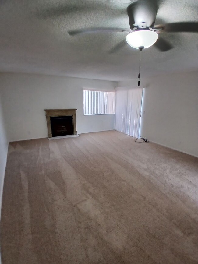 Building Photo - !!!!! Large 2BD Condo with parking in Alamitos !!!!