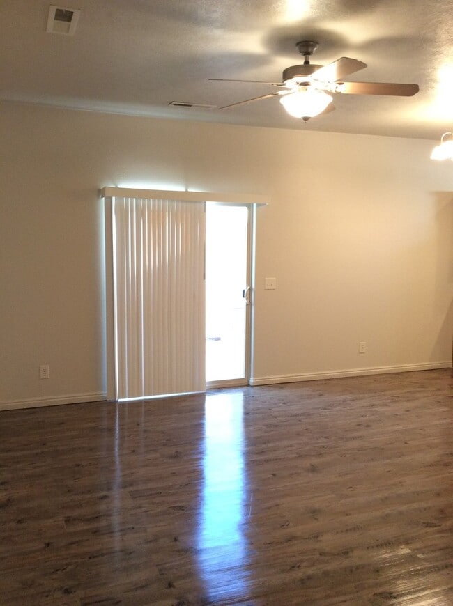 Building Photo - Town Home in Hurricane