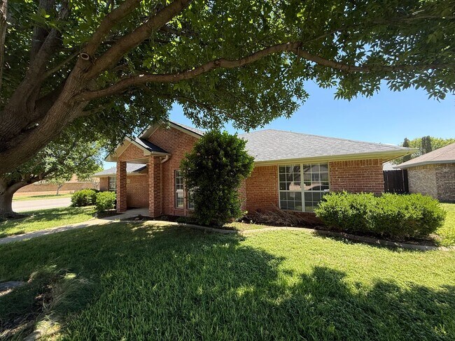 Building Photo - Gorgeous 3 bed/2bath home in Twin Oaks AVAILABLE SOON!