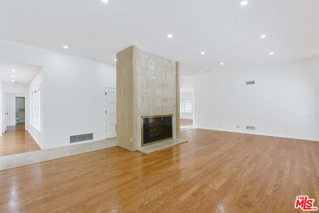 Building Photo - 2208 Winona Blvd