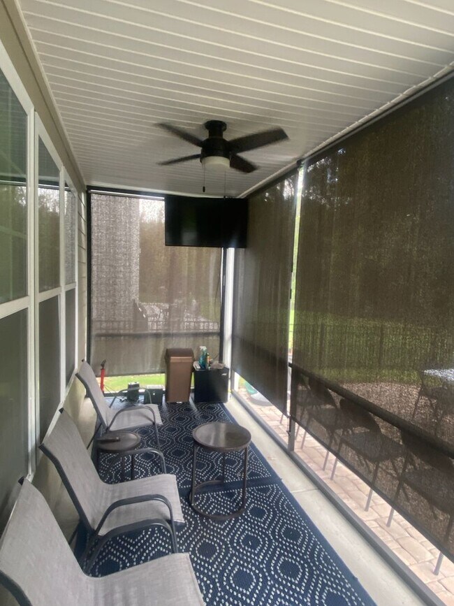 Building Photo - Beautiful like new home minutes from the l...