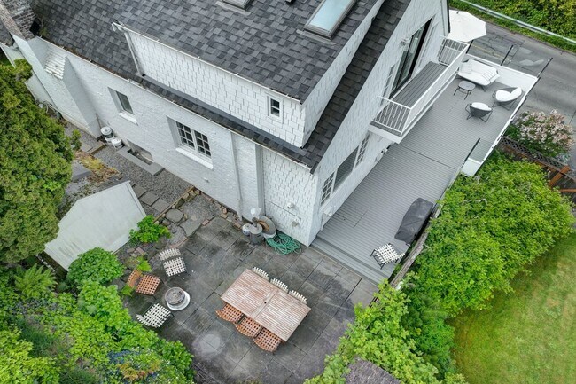 Building Photo - 3 bedroom 2.5 View Property Beach Access  ...