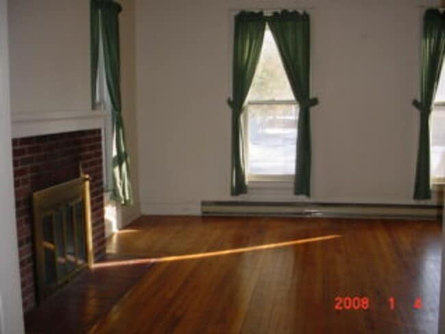 Building Photo - West Pleasant St - 004