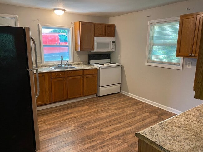 Foto del edificio - Available to Show **Holiday Move-in Special**$500 off the first full month's rent!