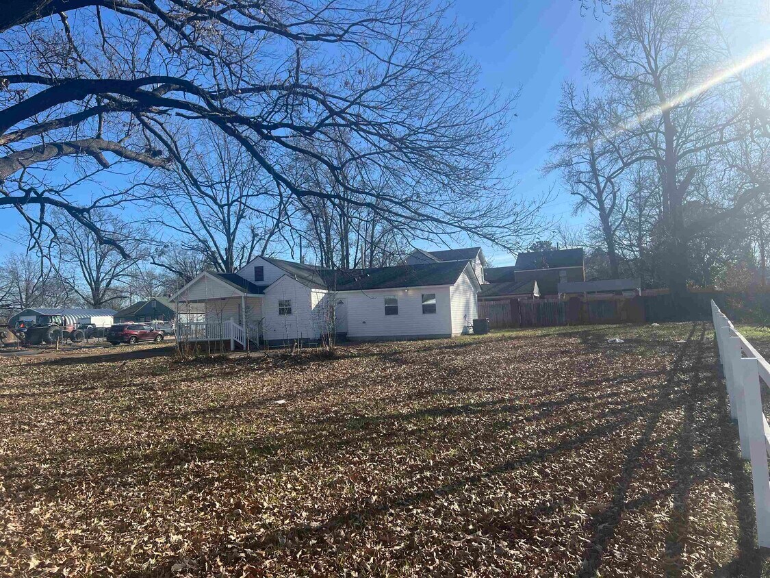 Building Photo - 2015 Charjean Rd