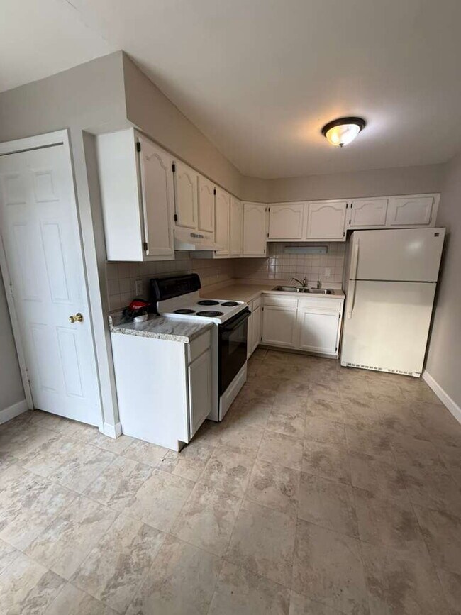 Foto del edificio - "Charming St. Louis Duplex: Cozy 2-Bedroom, 1-Bath with Hardwood Elegance!" Section 8 Approved