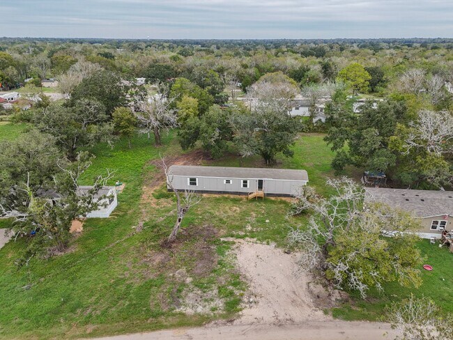 Foto del edificio - Charming 3-Bed, 2-Bath Retreat on Country Oaks Street, Brazoria!