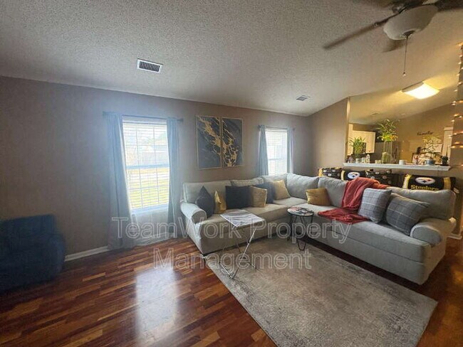 Foto del edificio - 1335 Pinyon Pine Dr