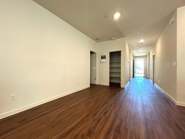 Foto del edificio - Beautiful Single Story 4 Bedroom SOLAR Hom...
