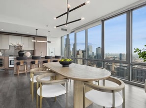 Building Photo - 122 N Green St