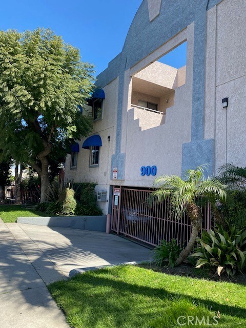 Foto del edificio - 900 Rose Ave
