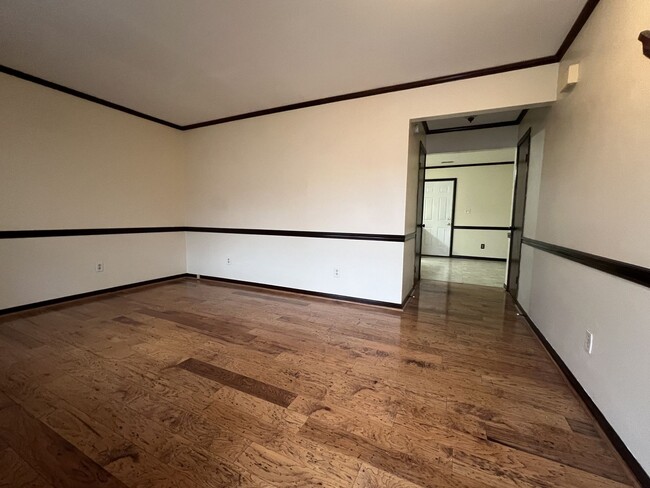 Building Photo - Lovely 2-Bedroom, 1.5-Bath End Unit Townho...