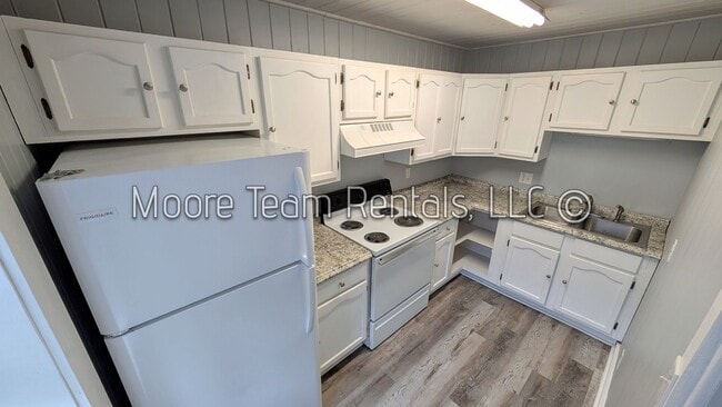 Building Photo - Cozy 1-Bed, 1-Bath Home w/ Laundry Hookups!