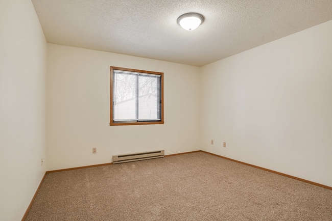 Building Photo - Pine Pointe Apartments