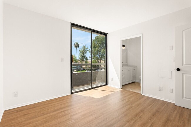 Foto del edificio - Newly Remodeled 2 Bed, 2 Bath Apartment in Valley Village!