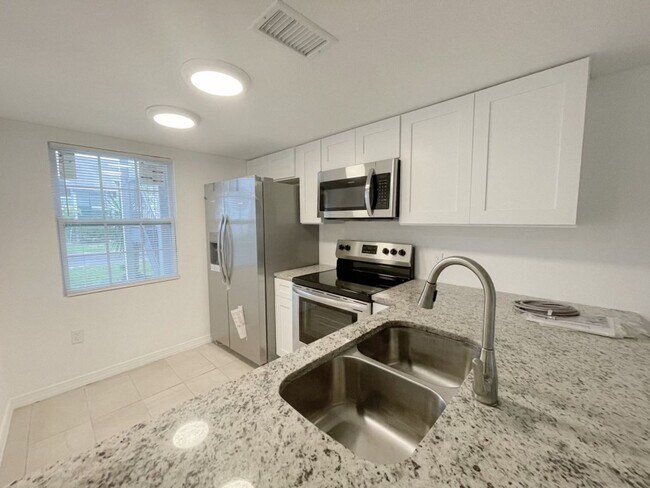 Building Photo - 2/2 Condo AVAILABLE NOW!